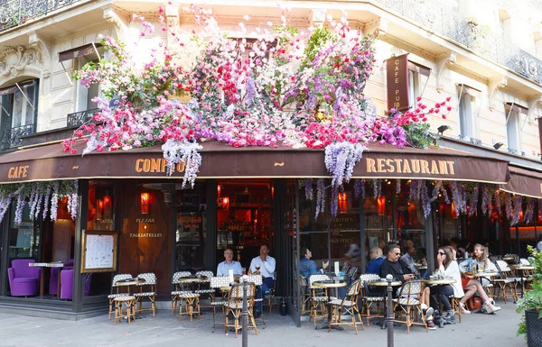 Paris France Haziran 2020 Çiçeklerle Süslenmiş Klasik Paris Kafe Comptoir — Stok fotoğraf