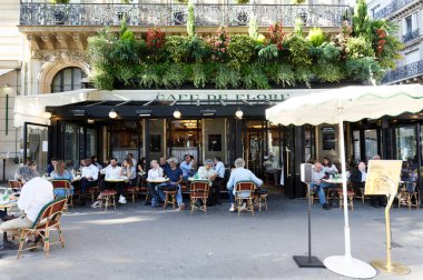 Paris-21 Temmuz 2020: Saint Germain ve Saint Benoit caddelerinin köşesindeki Cafe De Flore. Bir zamanlar Hemingway 'den Pablo Picasso' ya kadar entelektüel yıldızların eviydi..
