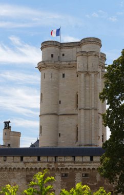 Louis Versay 'a yerleşmeyi seçtiğinde Vincennes şatosu 1682 yılına kadar Fransız monarşisinin kalbindeydi. Kale bir hapishane olarak kullanıldı: Fouquet, Marquis de Sade ve Mirabeau burada tutuldu.