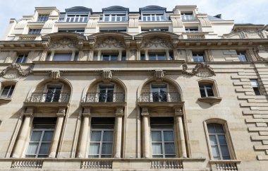 Tipik balkonları ve pencereleri olan geleneksel Fransız evi. Paris, Fransa.