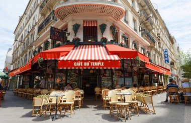 PARIS, Fransa - 02 AĞUSTOS 2020: Fransa 'nın başkenti Paris' te bulunan geleneksel Fransız Kafe du Temple.