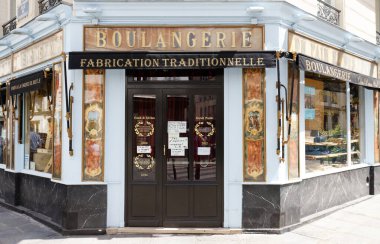 Paris, Fransa-Ağustos 02, 2020: Geleneksel Fransız boulangerie Du pain et des idees, Cumhuriyetin meydanından çok uzak olmayan 10..