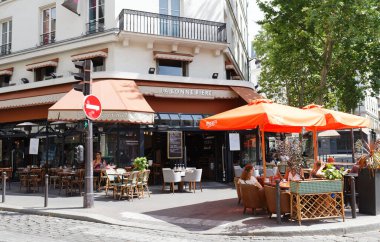 PARIS, Fransa - 02 AĞUSTOS 2020: Fransa 'nın Paris kenti yakınlarındaki La Bonne Biere Fransız Kafesi.
