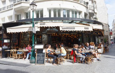 PARIS, Fransa - 02 Ağustos 2020: Paris, Fransa 'da Montorgueil Caddesi' ndeki geleneksel Fransız kafe Compas 'ta oturan insanlar.