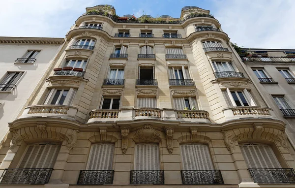 Casa Tradicional Francesa Com Varandas Janelas Típicas Paris França — Fotografia de Stock