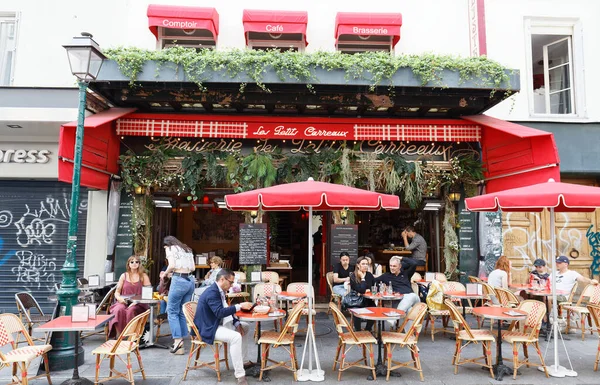 Paris Frankreich August 2020 Menschen Sitzen Einem Traditionellen Französischen Café — Stockfoto