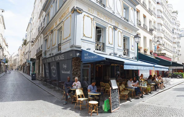 Paris France August 2020 Άνθρωποι Που Κάθονται Ένα Παραδοσιακό Γαλλικό — Φωτογραφία Αρχείου