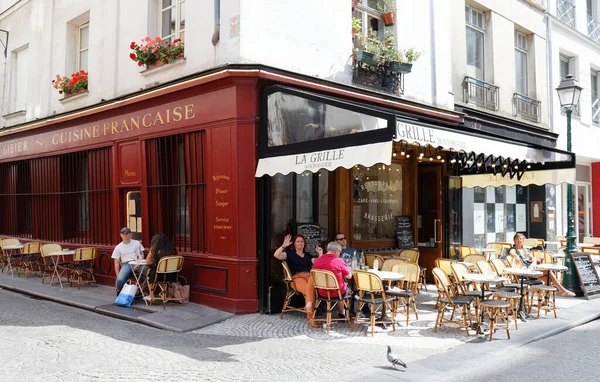 Париж Франция Августа 2020 Люди Сидят Традиционном Французском Кафе Grille — стоковое фото