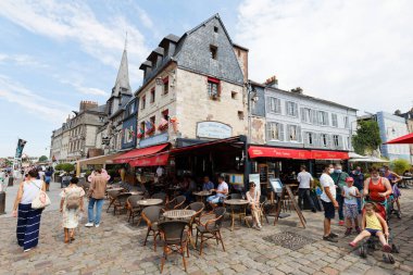 Honfleur, Fransa-Ağustos 08, 2020: La Maison Bleue, Normandiya 'nın ünlü tatil beldesi Honfleur' un tarihi merkezinde yer alan geleneksel bir Fransız kafe..