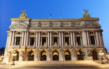 Paris Operası 'nın gece manzarası. Büyük Opera, Paris 'te ünlü bir neo-barok binasıdır..