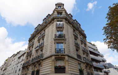 Tipik balkonları ve pencereleri olan geleneksel Fransız evi. Paris, Fransa.
