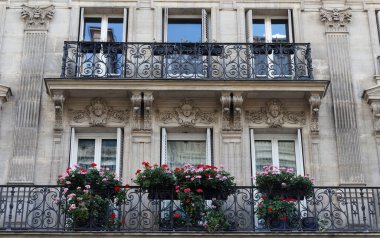 Tipik balkonları ve pencereleri olan geleneksel Fransız evi. Paris, Fransa.
