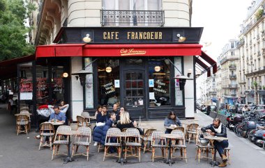 Paris, Fransa - 30 Ağustos 2020 Fransız geleneksel kafesi Francoeur Paris 'in Montmartre bölgesinde yer almaktadır..