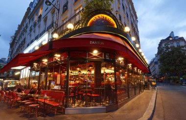 Paris, Fransa - 29 Ağustos 2020: Geleneksel Fransız Kafesi Danton, Paris 'teki Saint Germain Ditrict' te yer almaktadır..