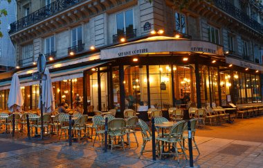 Paris, Fransa-29 Ağustos 2020: Geceleri geleneksel Fransız Kafesi Deux Palais. Paris 'teki Adalet Sarayı' na yakın bir yerde..