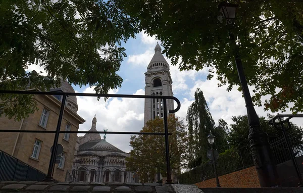 Sacre Coeur, Paris 'in en yüksek noktası olan Montmartre tepesinde yer alan bir Roma Katolik kilisesidir..