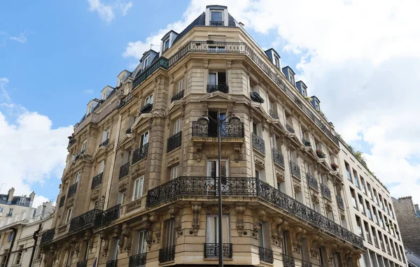 Maison Traditionnelle Française Avec Balcons Fenêtres Typiques Paris France — Photo