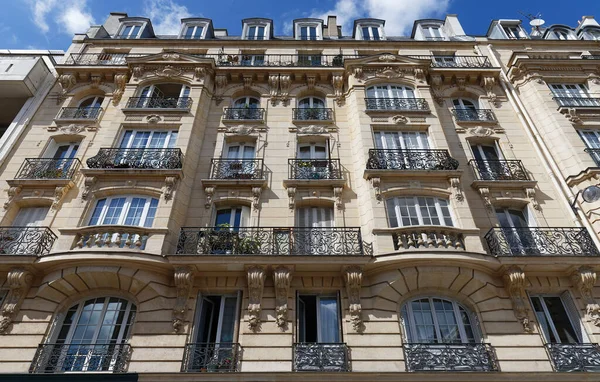 Casa Tradicional Francesa Com Varandas Janelas Típicas Paris França — Fotografia de Stock