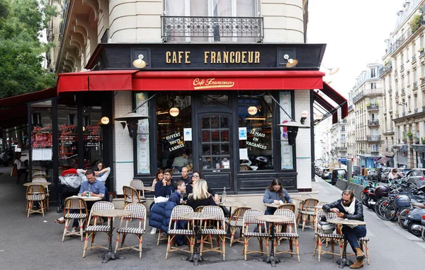 法国巴黎 2020年8月30日 法国巴黎蒙马特地区的法国传统咖啡馆 — 图库照片