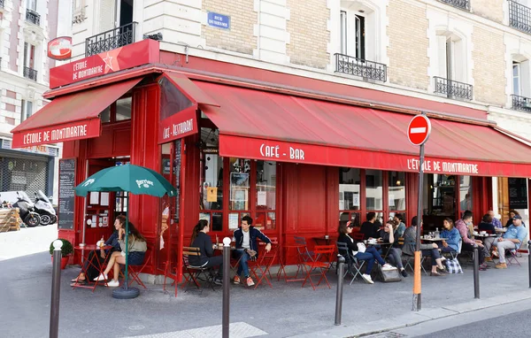 PARIS, FRANCE - 30 Ağustos 2020: Paris 'teki tipik kafe manzarası. Montmartre bölgesi Paris 'in en popüler yeridir, bir sürü rahat kafe, restoran, bistros, gece kulüpleri ve sanat stüdyoları vardır..