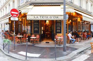 Paris, Fransa-19 Eylül 2020: La Tete dOr, Paris 'in kalbinde yer alan tarihi bistrolardan biridir..