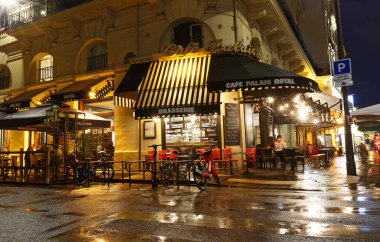 Paris, Fransa-19 Eylül 2020: Cafe Palais Royal Paris 'in kalbinde yer alan tarihi bistrolardan biridir..