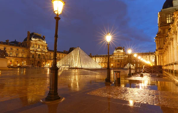 フランス 2020年9月19日 雨の夜にパリでルーブルピラミッドビュー 60K平方メートル以上の展示スペースを持つルーブル美術館は パリ最大の博物館です — ストック写真