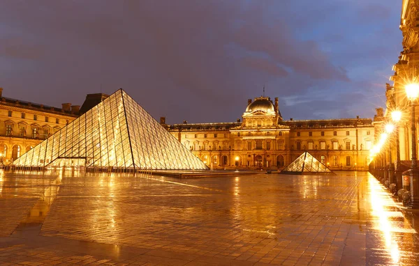 París Francia Septiembre 2020 Vista Pirámide Del Louvre París Noche — Foto de Stock