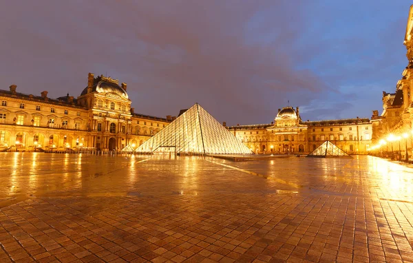 París Francia Septiembre 2020 Vista Pirámide Del Louvre París Noche — Foto de Stock