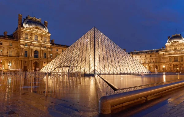 PARIS, FRANCE - 19 Eylül 2020: yağmurlu bir gecede Paris 'te Louvre Piramidi' nin yakın plan görüntüsü. 60 bin kilometrekarelik sergi alanıyla Louvre, Paris 'in en büyük müzesi..