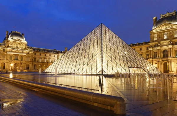 PARIS, FRANCE - 19 Eylül 2020: yağmurlu bir gecede Paris 'te Louvre Piramidi' nin yakın plan görüntüsü. 60 bin kilometrekarelik sergi alanıyla Louvre, Paris 'in en büyük müzesi..