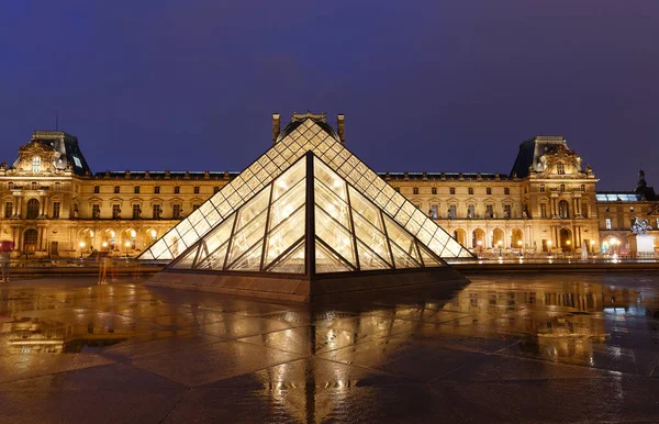 フランス 2020年9月19日 雨の夜にパリでルーブルピラミッドのクローズアップビュー 60K平方メートル以上の展示スペースを持つルーブル美術館は パリ最大の博物館です — ストック写真