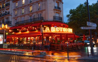 Paris, Fransa - 24 Eylül 2020: Montparnasse Mahallesi 'ndeki La Rotonde - Paris' in en efsanevi ve ünlü kafelerinden biri.