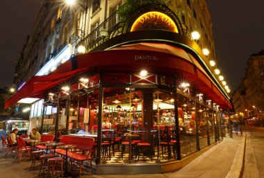 Paris, Fransa - 27 Eylül 2020: Saint-Germain Bulvarı 'nda bulunan geleneksel Fransız Kafesi Danton .