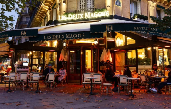 Paris, Fransa - 27 Eylül 2020: Saint-Germain Bulvarı 'ndaki ünlü Cafe Les Deux Magots. Hemingway' den Picasso 'ya kadar entelektüel yıldızların eviydi..