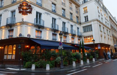 Paris, Fransa-02 Ekim 2020: Drouant 1880 yılında Paris 'in tam merkezinde kurulmuş tarihi bir Paris restoranıdır. 1914 yılından beri ünlü edebiyat ödülleri Goncourt Renaudot 'ya ev sahipliği yapmaktadır..