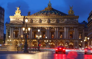 Paris Operası 'nın gece manzarası. Büyük Opera, Paris 'te ünlü bir neo-barok binasıdır..