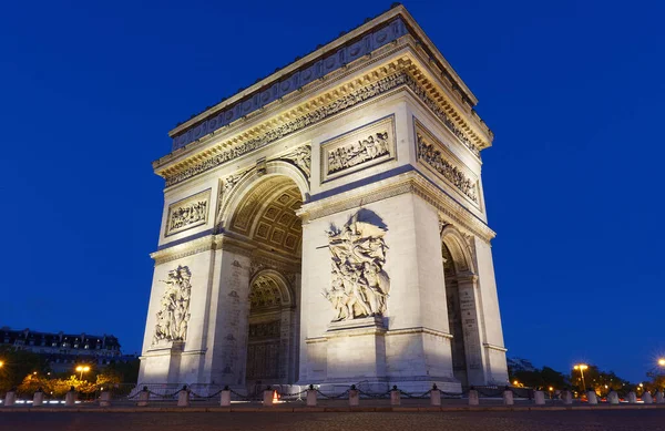 胜利拱门是巴黎最有名的纪念碑之一 它向那些为法国战斗和牺牲的人致敬 — 图库照片