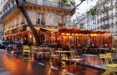 Paris, Fransa-5 Ekim 2020: Geleneksel Fransız Kafesi Cassette çiçeklerle süslenmiştir. Paris 'in Saint Germain bölgesinde yer almaktadır..