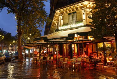 Paris, Fransa - Ekim 05, 2020: Saint-Germain Bulvarı 'ndaki ünlü Kafe Les Deux Magot. Hemingway' den Picasso 'ya kadar entelektüel yıldızların eviydi..