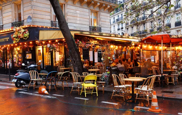 法国巴黎 2020年10月5日 法国传统咖啡馆盒式磁带装饰鲜花 它位于巴黎圣日耳曼区 — 图库照片