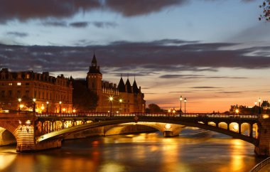 Paris, Fransa 'daki Seine Nehri ve Conciergerie manzarası. Renkli seyahat geçmişi. Romantik şehir manzarası