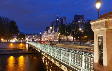 Paris Belediye Binası ve Arcole Köprüsü Seine Nehri 'nin karşısına gece Paris, Fransa.
