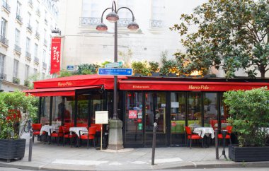 Paris, Fransa - 09 Ekim 2020 Paris 'in 6. bölgesinde yer alan Marco Polo İtalyan gastronomisinin restoranıdır..