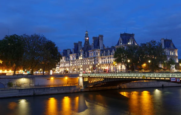 パリ市庁舎とフランス パリの夜にセーヌ川を渡るアルコール橋 — ストック写真