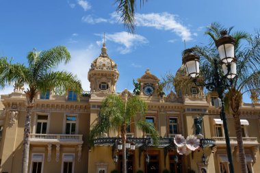Monaco, Monte Carlo - 26 Temmuz 2025 Monte-Carlo Kumarhanesi. Monte-Carlo 'nun kalbinde yatan, Charles Garnier tarafından inşa edilen ve 1879' da açılan bir kumar ve eğlence kompleksi..