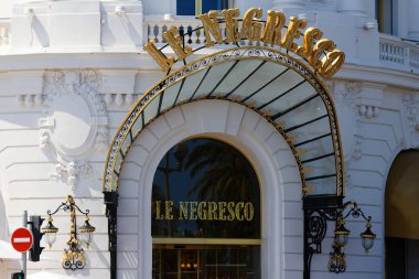 Güzel, Fransa - 28 Temmuz 2025: Negresco Otel 'in ünlü binasının görüntüsü - şehrin en dikkat çekici işaretlerinden biri Promenade Anglais' in tam karşısında yer almaktadır.
