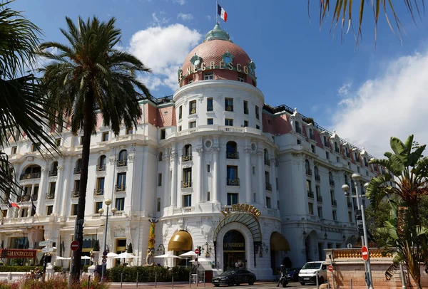 Güzel, Fransa - 28 Temmuz 2025: Negresco Otel 'in ünlü binasının görüntüsü - şehrin en dikkat çekici işaretlerinden biri Promenade Anglais' in tam karşısında yer almaktadır.