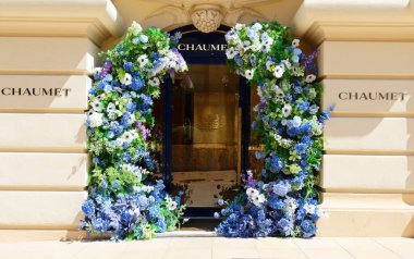 Monako, Monako - 28 Temmuz 2025: Monako 'daki ünlü Monte Carlo kumarhanesinin binasında Chaumet mücevher butiği