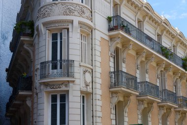 Monako şehrindeki binaların resimli mimarisi, diğer adıyla Le Rocher veya The Rock, Monako Prensliği.